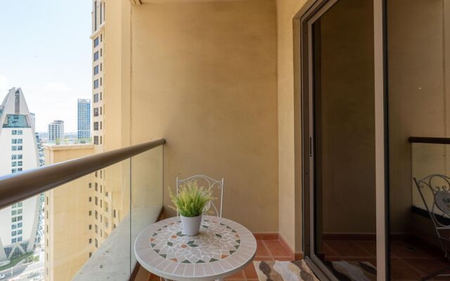 Whitesage - Magnificent Waterfront Apt, Steps From the Beach