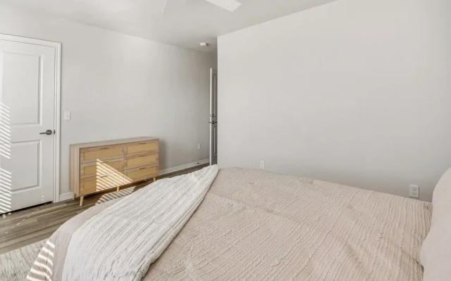 Pets Welcome: Newly Built Abode In Canyon!