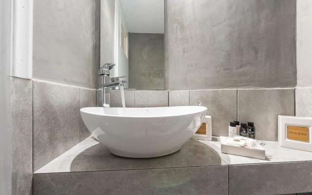 Bright 2 Bdrm apt in the Heart of Athens