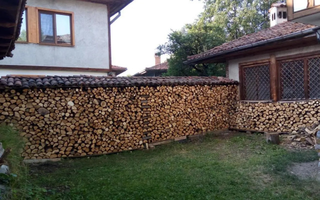 Villa Lyutovi Holiday Home