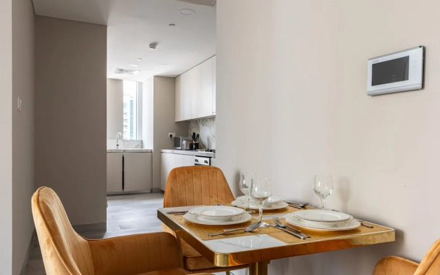 1 BR With Stunning 180 Marina View