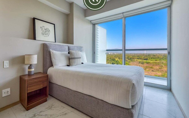 Luxury 3 BR Condo - Beach Access 1 Block Away