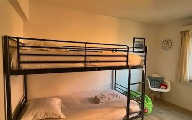 Huswell - Bright Beach Retreat With Balcony