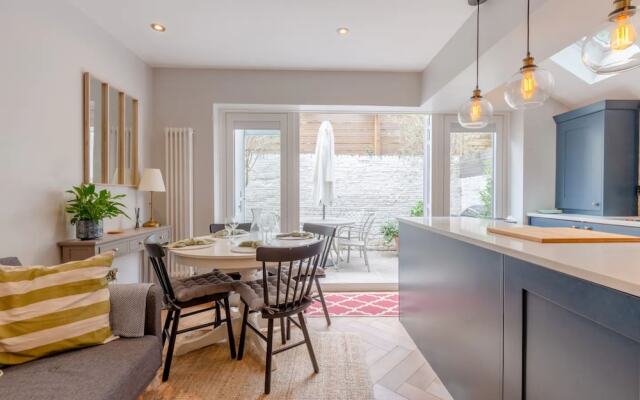 Stylish 1 Bedroom Flat in Fulham With Patio