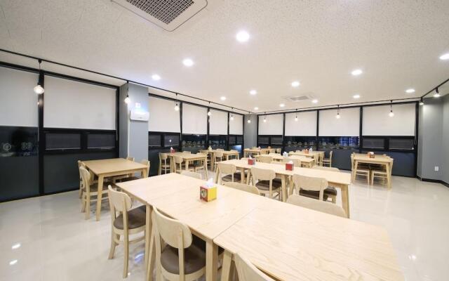 Nice Cat Hotel & Guest House