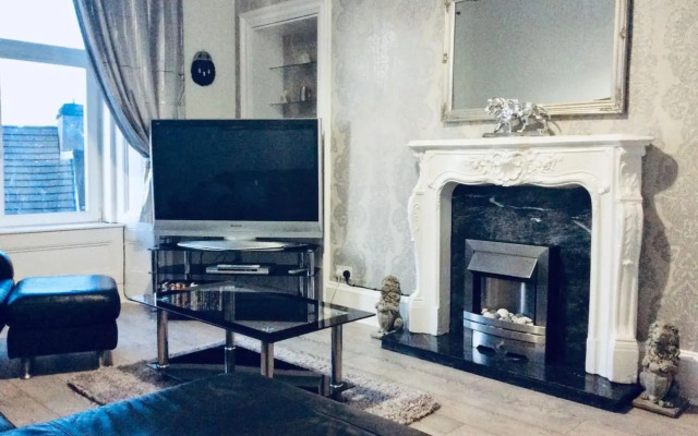 The Lion'S Den On Royal Street