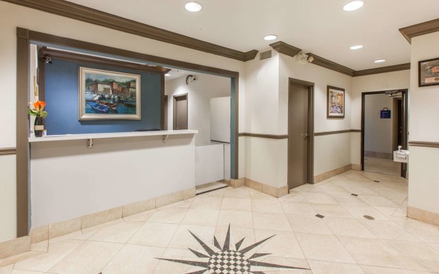 Days Inn & Suites by Wyndham Webster NASA-ClearLake-Houston