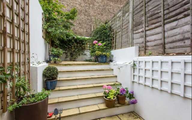 2 Bedroom Apartment With Garden in Ladbroke Grove