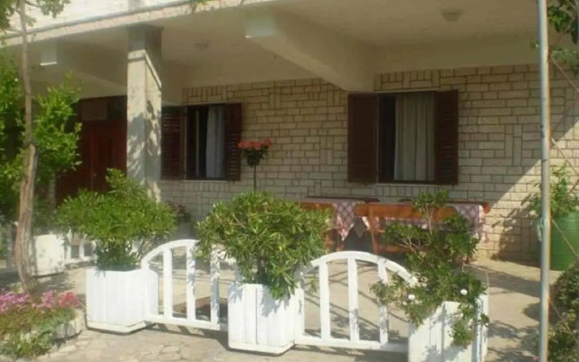 Frane - With Garden - A2