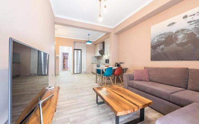 Stylish Luxury Apartment near Acropolis at Neos Kosmos metro station