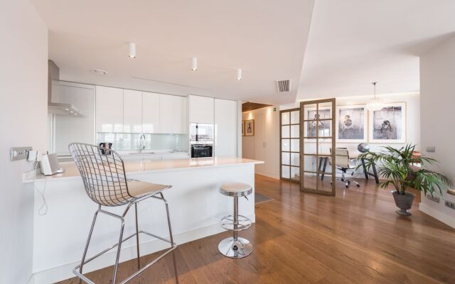 Luxurius Apartment With Huge Balcony at Plaza de España