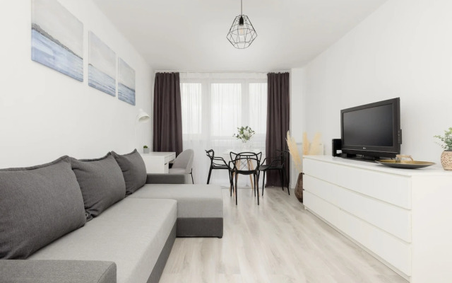 Warsaw Saski Garden Apartment by Renters