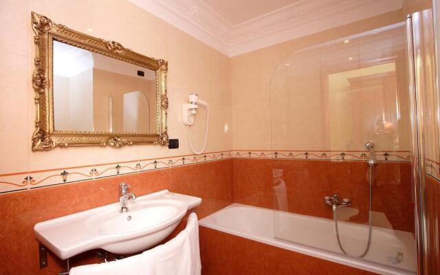 Caroline Suite