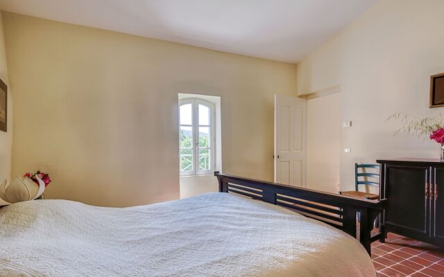 Quaint Holiday Home in Rustrel With Swimming Pool