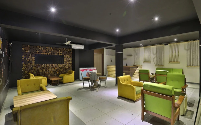 OYO 27897 Hotel The Grand Bansi