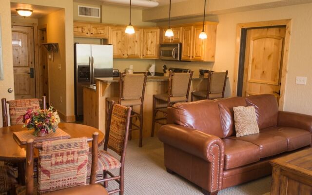 Enormous Condo with Stunning Mountain Views by RedAwning - Save 20% on 7+ Nights!
