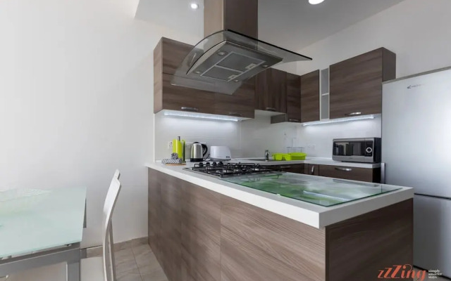Sunny Penthouse w Terrace and Open Views