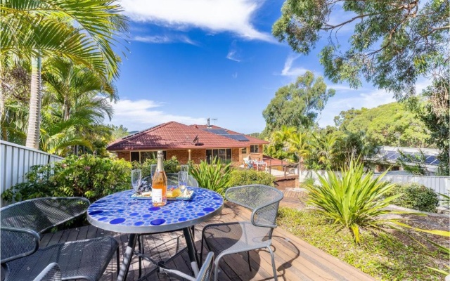 Kanimbla House 15 Kanimbla Dr has air con WiFi and backing onto a reserve – Outside – Salamander Bay