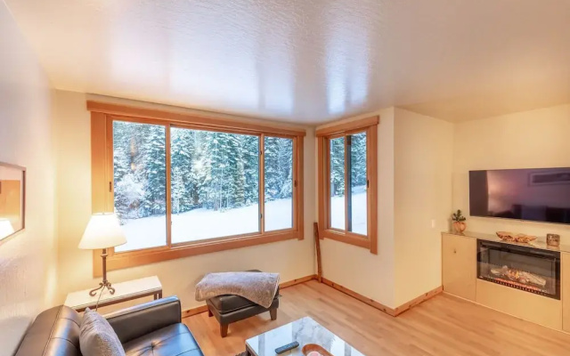Modern 1 bedroom in Ski Trails by RedAwning