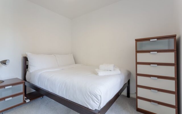 1 Bedroom Apartment Near Surrey Quays