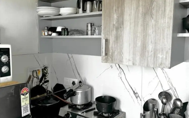 R Cottage Studio Apartments