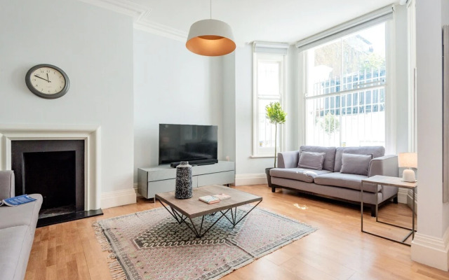 Stunning Home Near Earl's Court by Underthedoormat