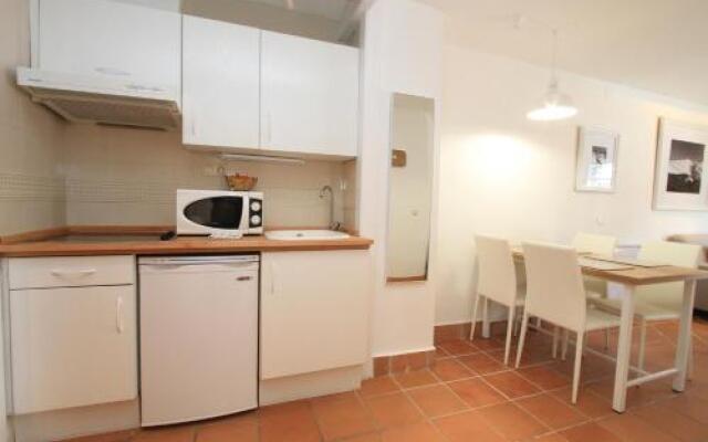 Bed and Snow Art Apartments