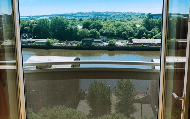 Modern 2 bedroom flat with stunning river views