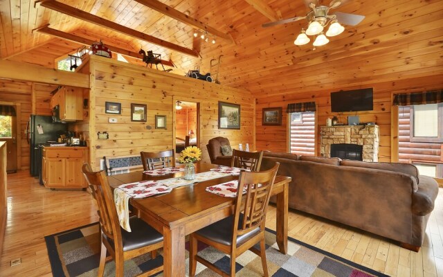 Spacious Cubby Bear Cabin with Private Hot Tub by Redawning