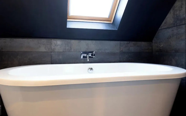 Delightful 3-bed Flat with Parking
