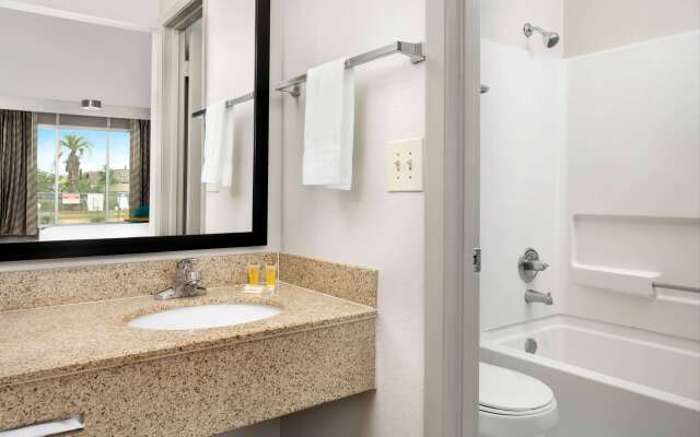 Days Inn by Wyndham Lake City I-75