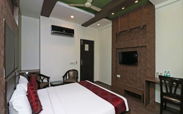 OYO 14422 Hotel Cosmos