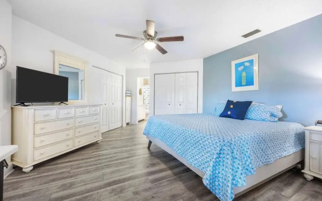 Treetop Beach Condo Sleeps 7!