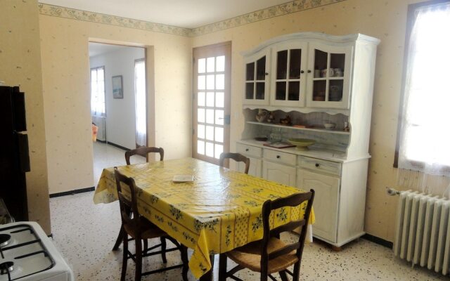 House With 2 Bedrooms in Saint-laurent-la-vernède, With Enclosed Garde