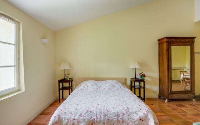 Secluded Holiday Home in Rustrel With Swimming Pool