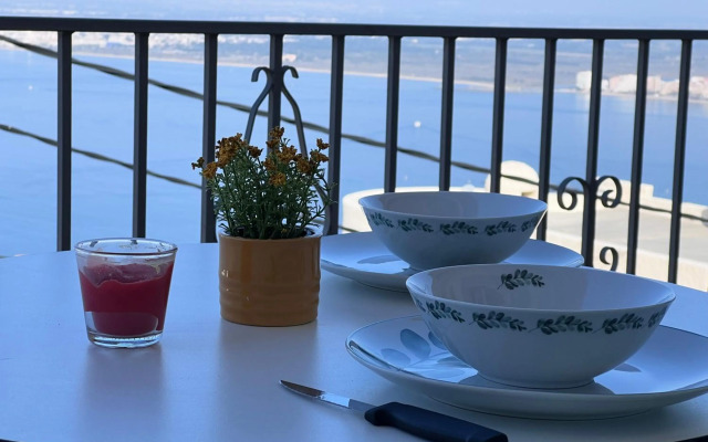 Bonito apartamento con vistas al mar y piscina