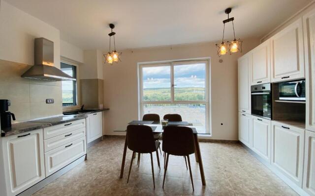 Deluxe Apartment with balcony and private parking in Colvmna Residence