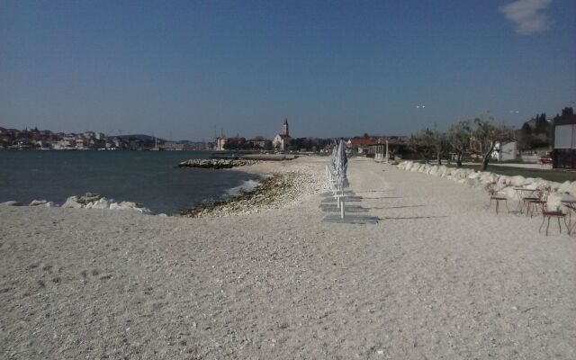 Apartment Tomi - with large terrace (60m2): A1 Trogir, Riviera Trogir