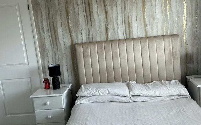 3 Bed-sleeps 5-garden-parking-pets