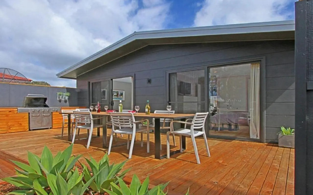 Shady Palms - Modern Beach House With Studio