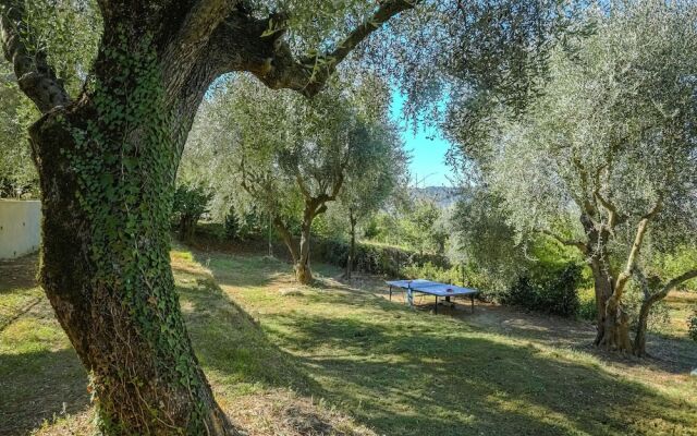 Snug Holiday Home With Terrace, Garden, Garden Furniture