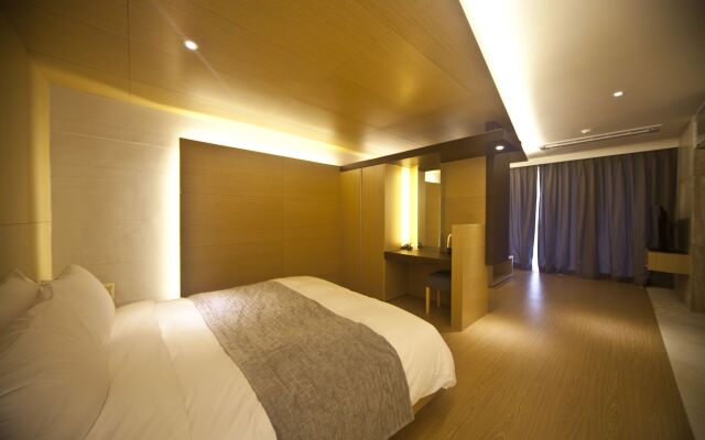 Luston Villa & Hotel
