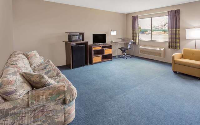 Super 8 by Wyndham Hebron Lowell Area