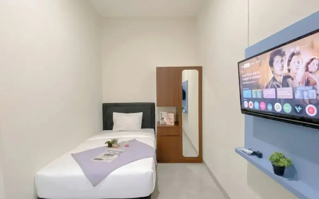 Neat And Comfy Studio (No Kitchen) At Celebrity Mansion