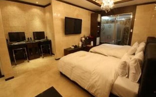 The Holic Hotel