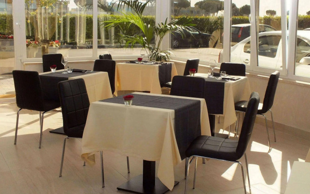 Simon Hotel
