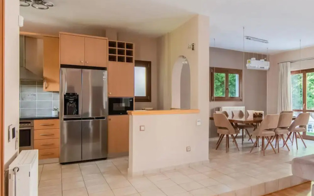 Inviting Villa in Anavissos With Communal Pool