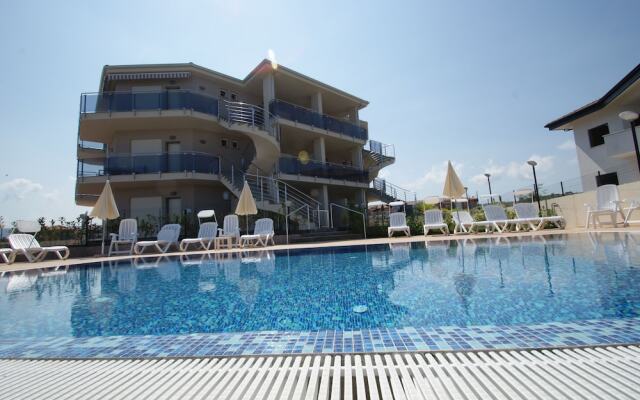 Apartment In Residence With Pool