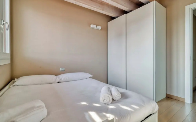 Elegant apt with parking and balcony