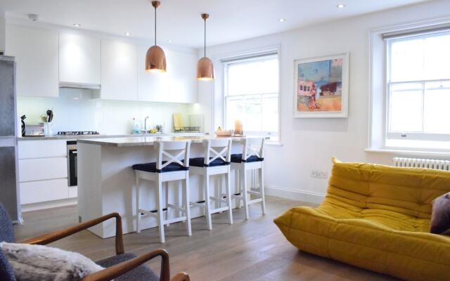 Modern 1 Bedroom Apartment in Victoria